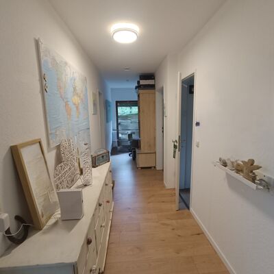 *rechts* Flur OG 