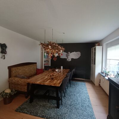 *rechts* Wohnzimmer 