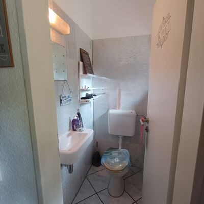 *rechts* Gäste WC 