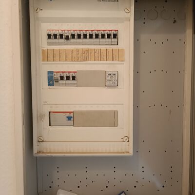 *links* Sicherungskasten 