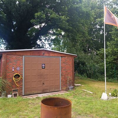 *rechts* Gartenhaus 