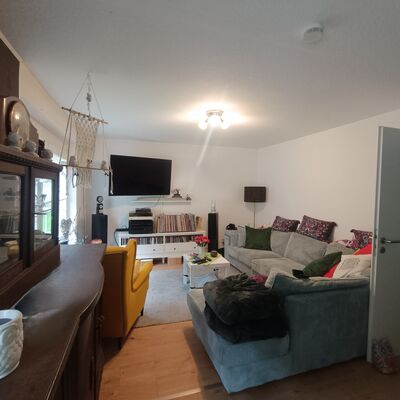 *rechts* Wohnzimmer 