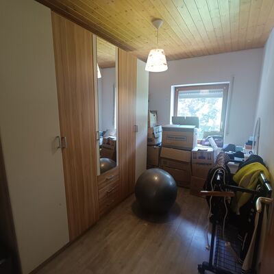 *links* Schlafzimmer
