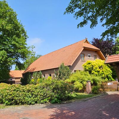 Straßenansicht auf das Stallgebäude