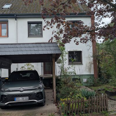 Ansicht mit Carport
