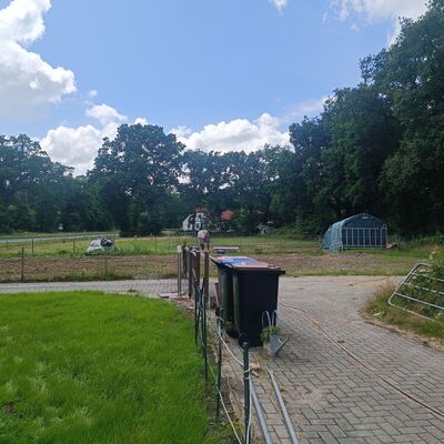 *links* Hof / Weide