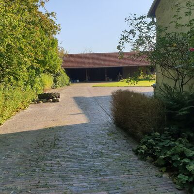Außensicht  weg hinters Haus 